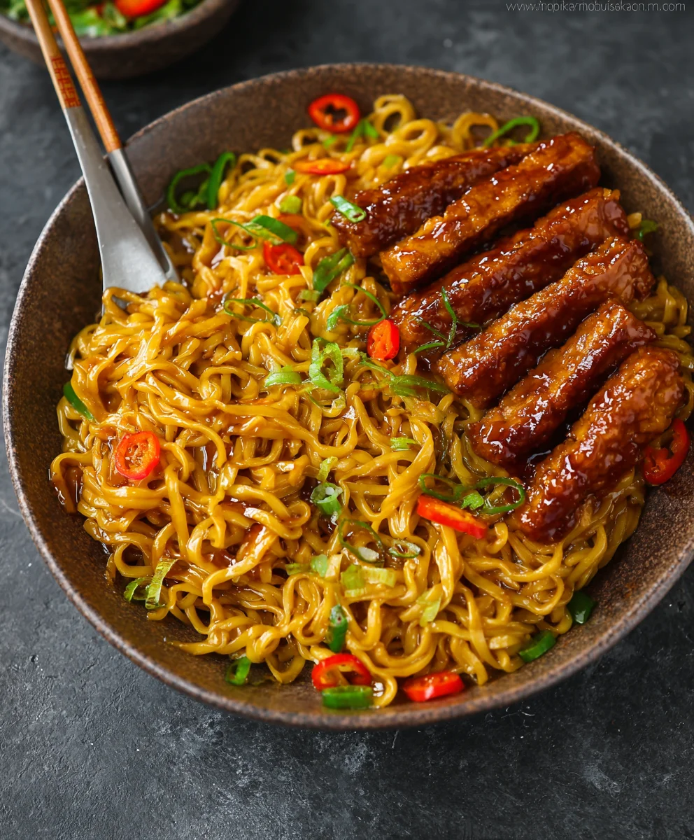 Sweet Spicy Tempeh Garlic Curry Noodles